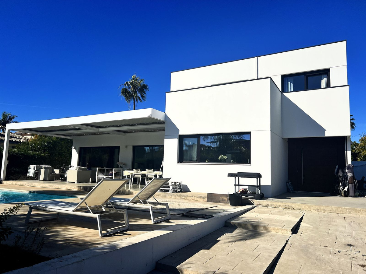 Detached Villa for sale in Marbella R3339724