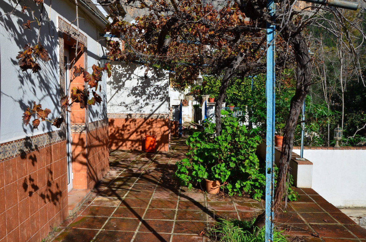 Large house in the attractive village of El Chorro with many possibilities for rental but needs some modernization !!