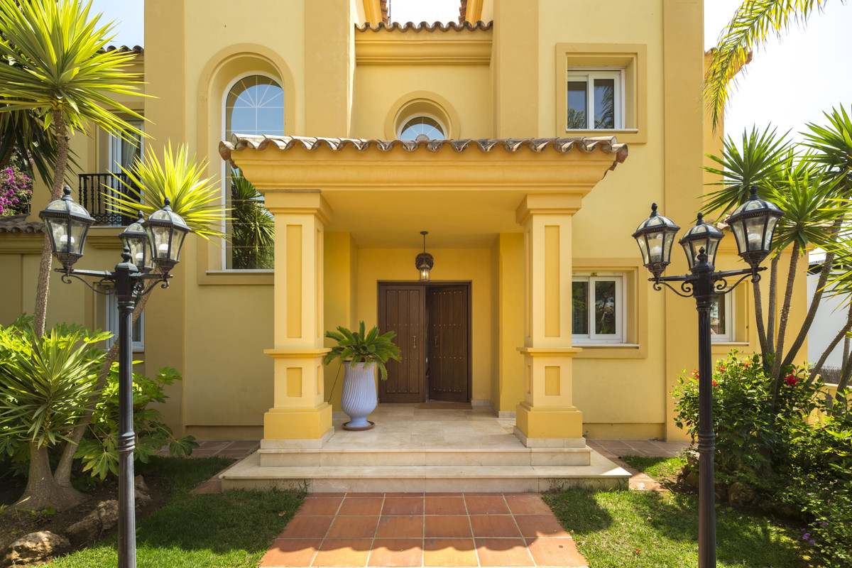 Villa te koop in Elviria R3437890