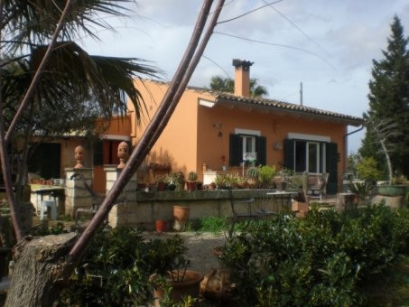 Charming house of 111 m2 on land of 3070 m2, with character with large garden, artificial lake and p, Spain