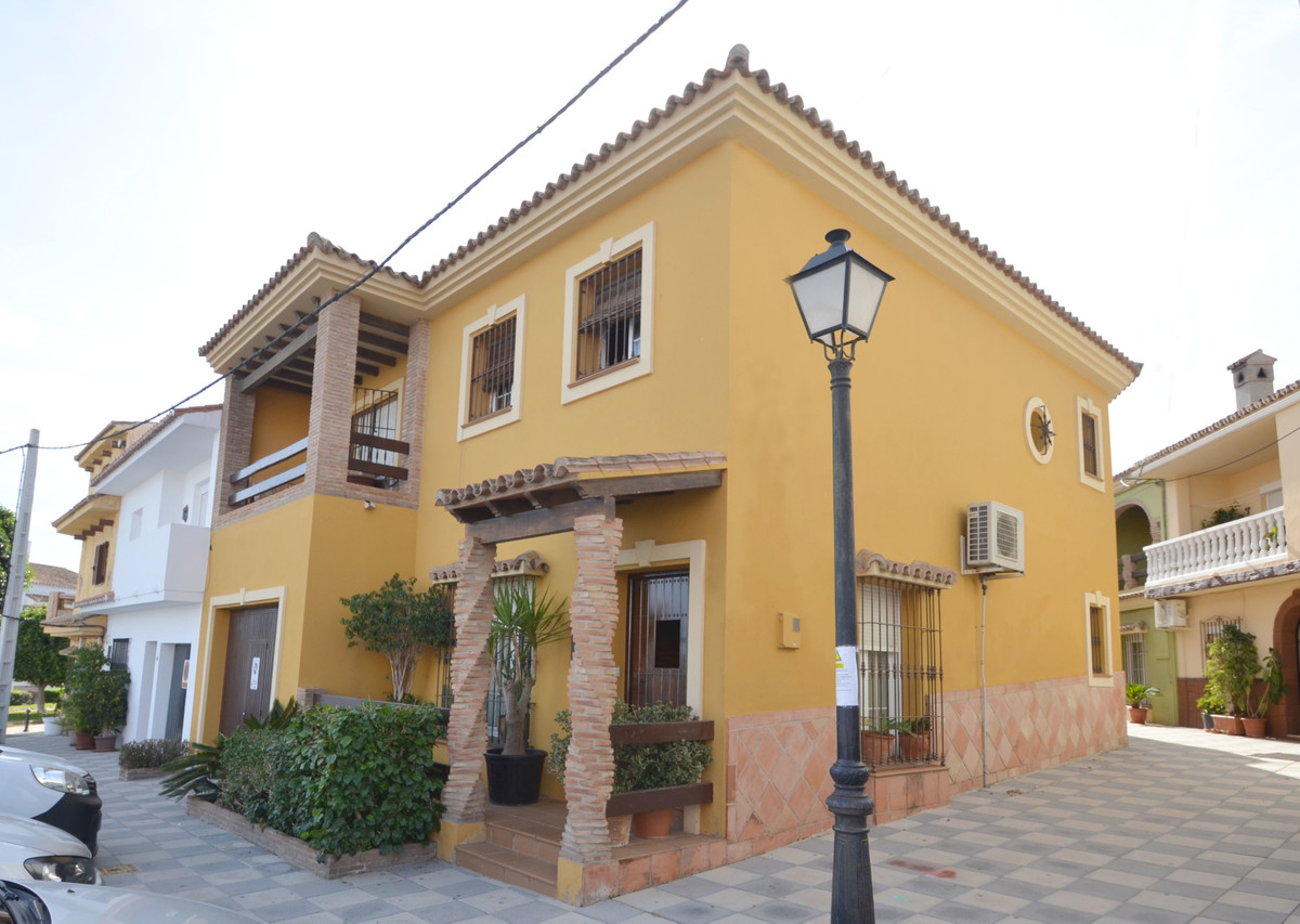 AWESOME RUSTIC STYLE SEMI-DETACHED HOUSE with an excellent location in the attractive village of Pue, Spain