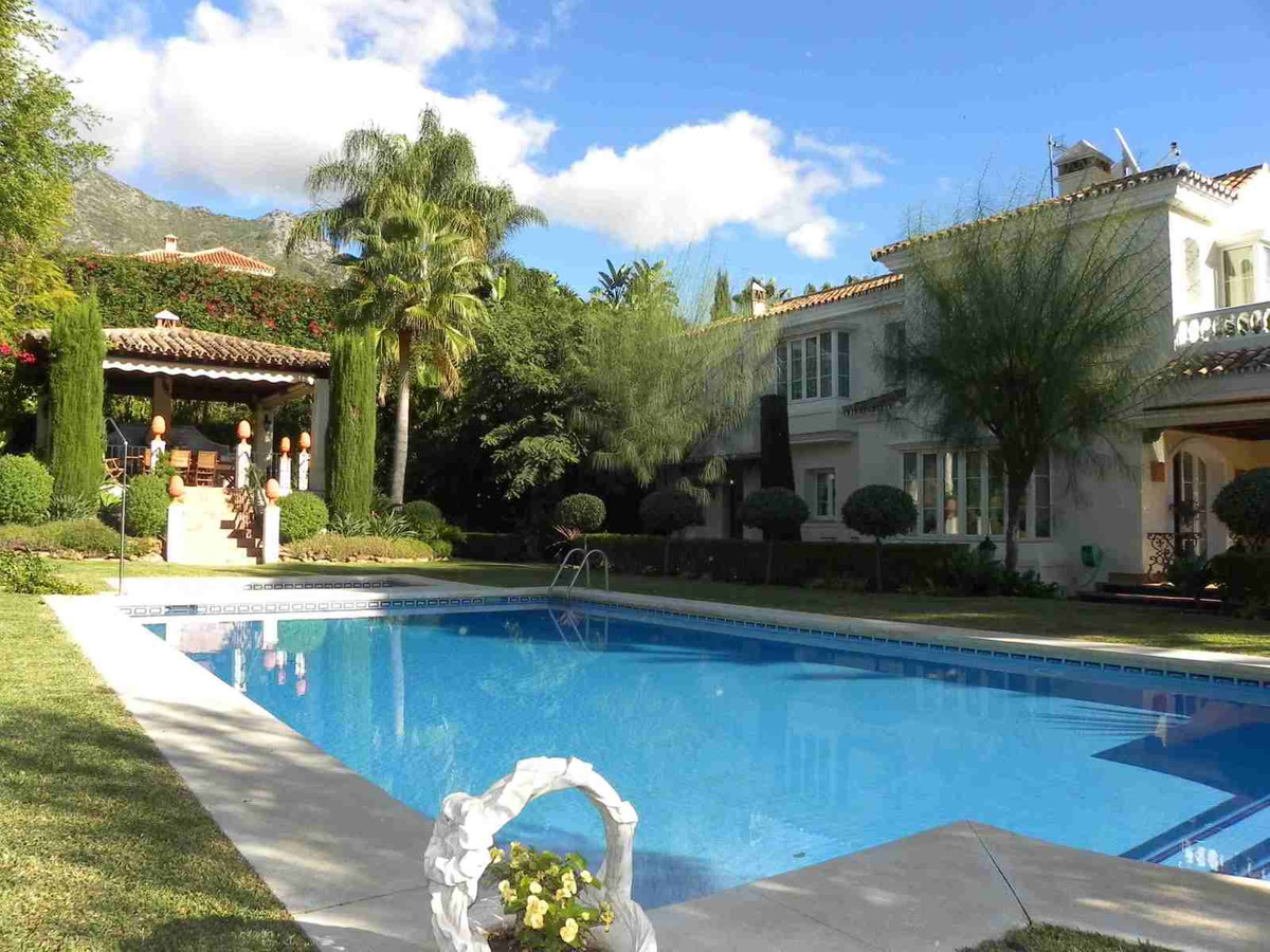 6 bedroom Villa For Sale in Sierra Blanca, Málaga - thumb 1