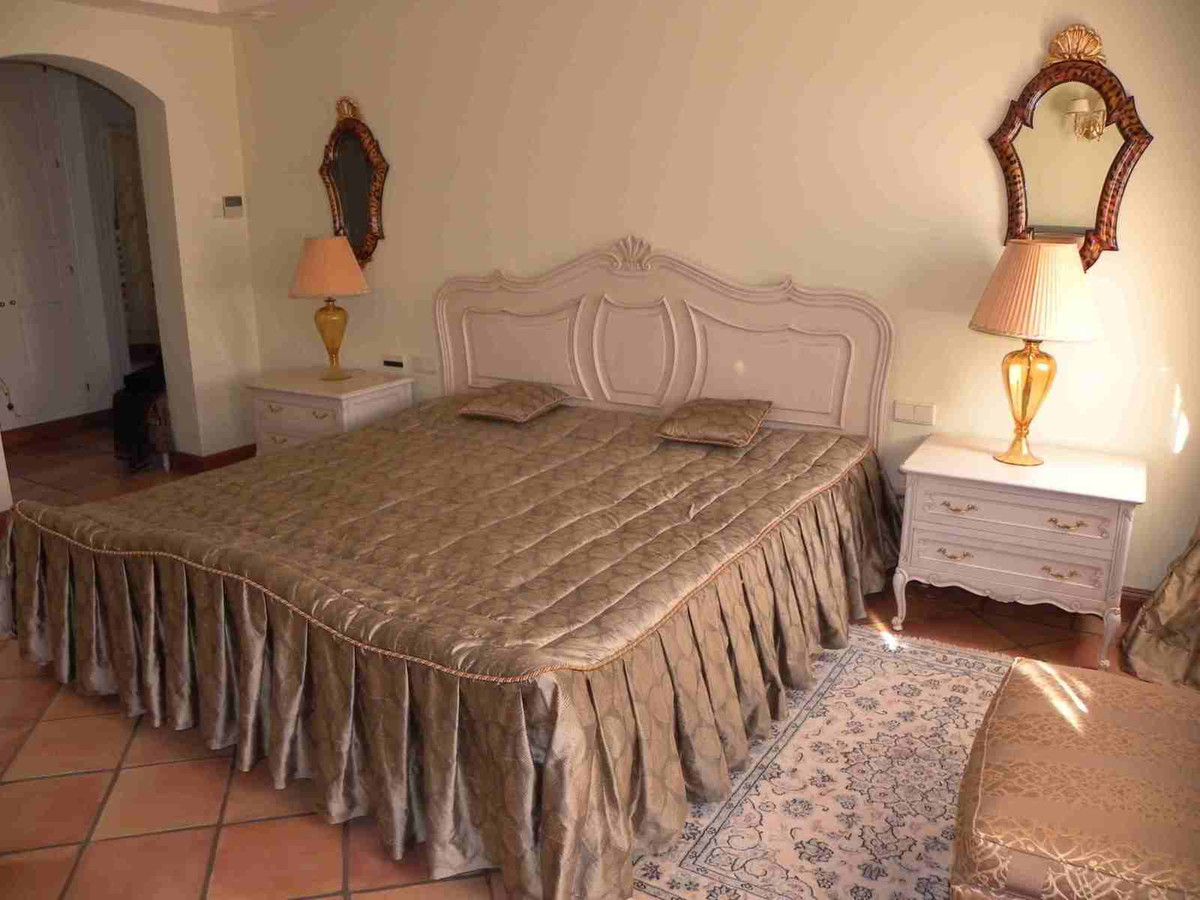 6 bedroom Villa For Sale in Sierra Blanca, Málaga - thumb 12