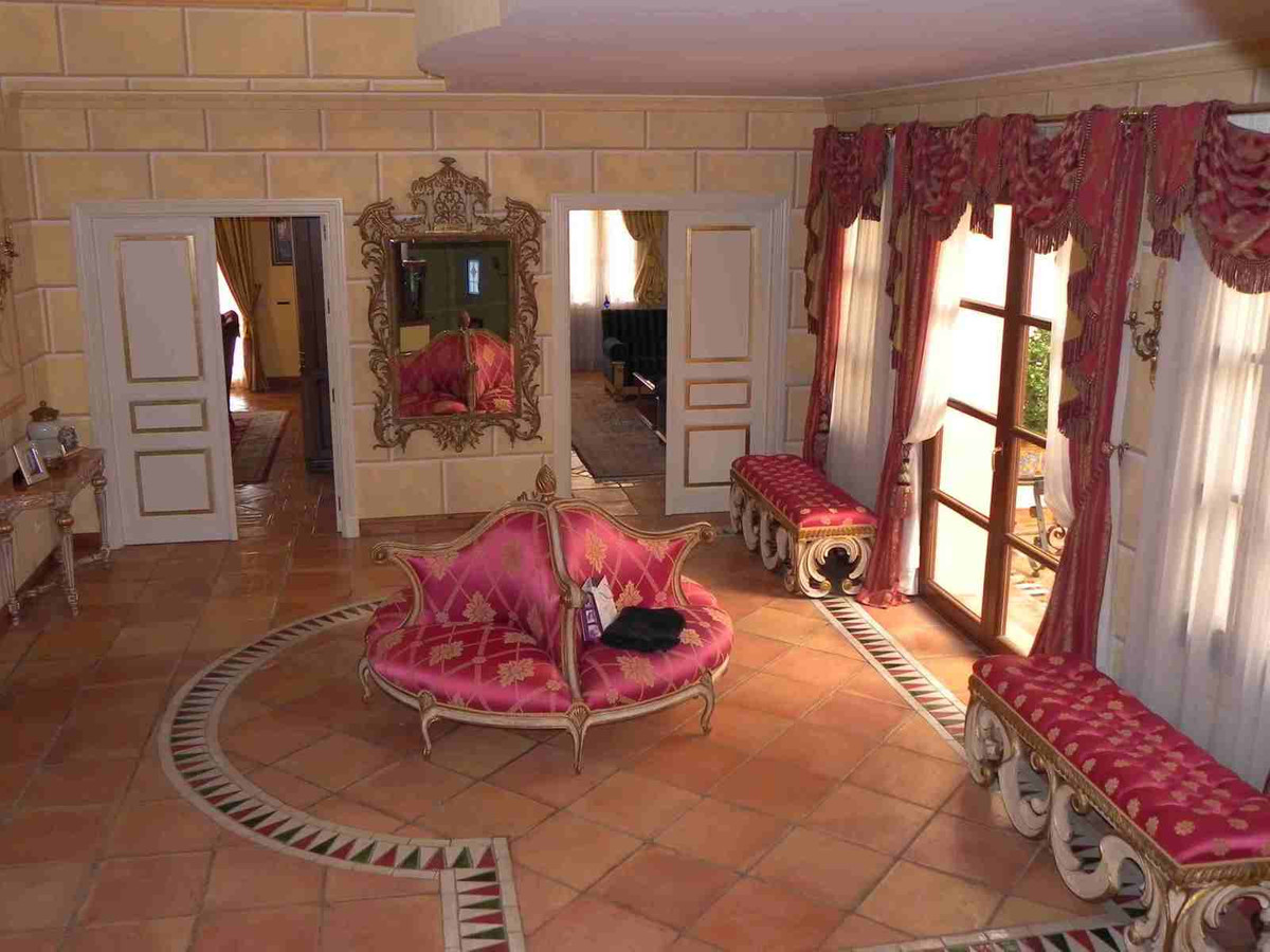 6 bedroom Villa For Sale in Sierra Blanca, Málaga - thumb 14