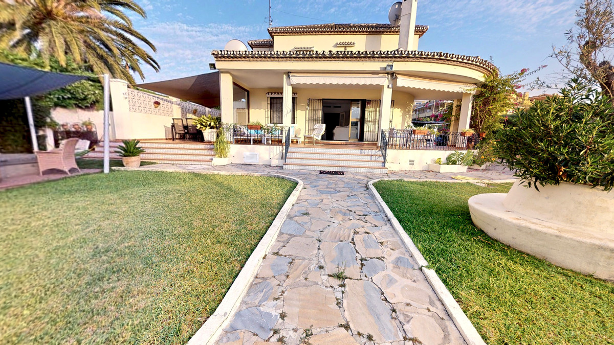  Villa, Detached  for sale    in Nueva Andalucía