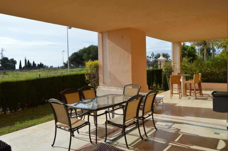 Fantastic middle floor 3 bedroom apartment located in the prestigious San Roque Club. With its south, Spain