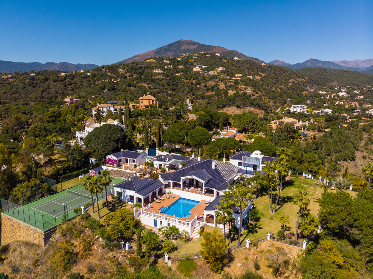 Cortijo style Estate with fabulous private tennis court
