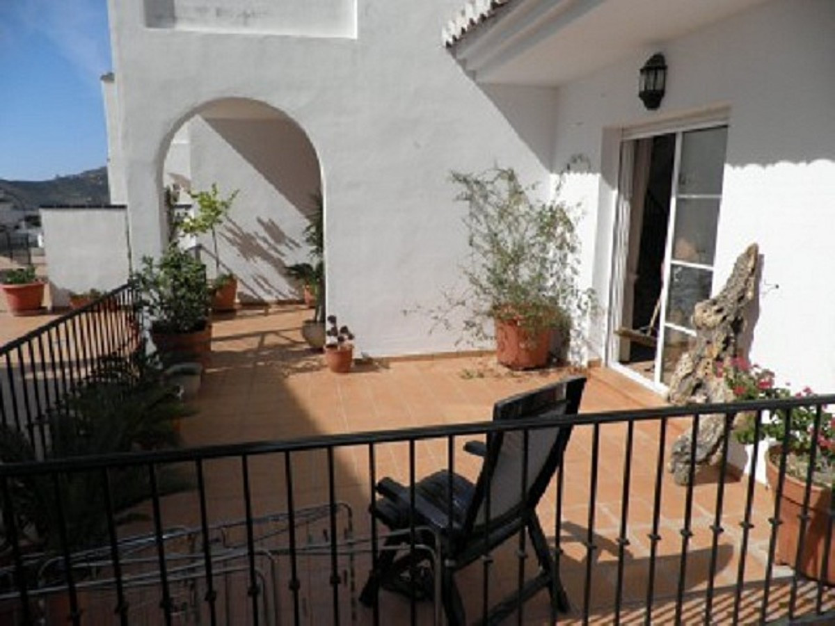 A delightful, modern end town house located on the edge of one of the areas prettiest villages.