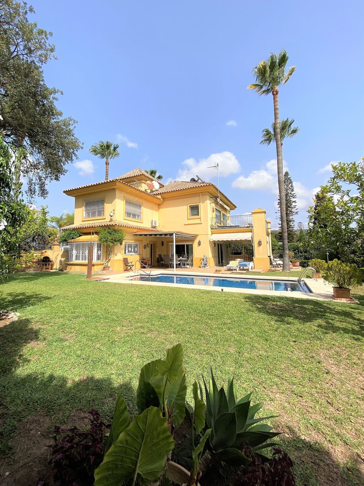 5 Bedroom Detached Villa For Sale El Rosario, Costa del Sol - HP3506011