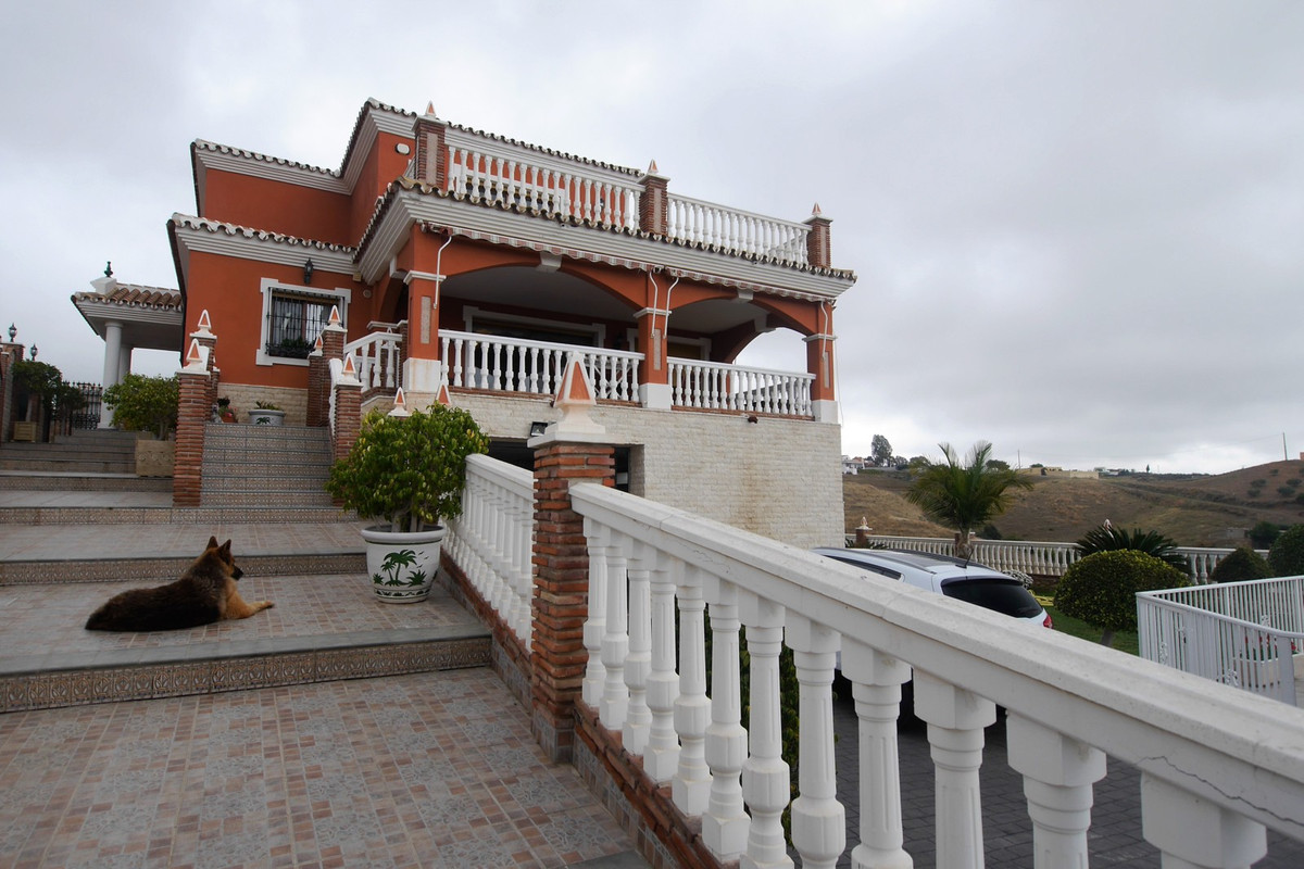 5 bedroom Villa For Sale in La Cala de Mijas, Málaga - thumb 2