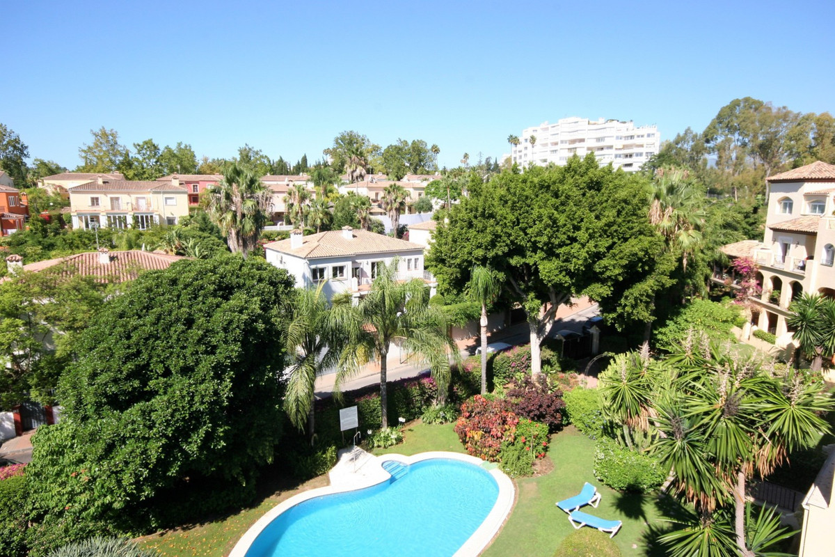 Situated frontline golf in the highly desirable area of Guadalmina Alta lies what is possible the only Art Deco apartment in the whole of Andalucia.