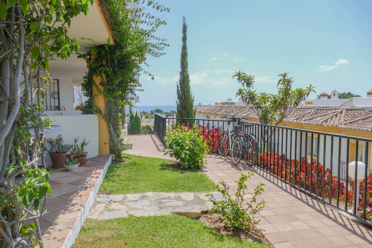 2 bed Apartment for sale in Calahonda