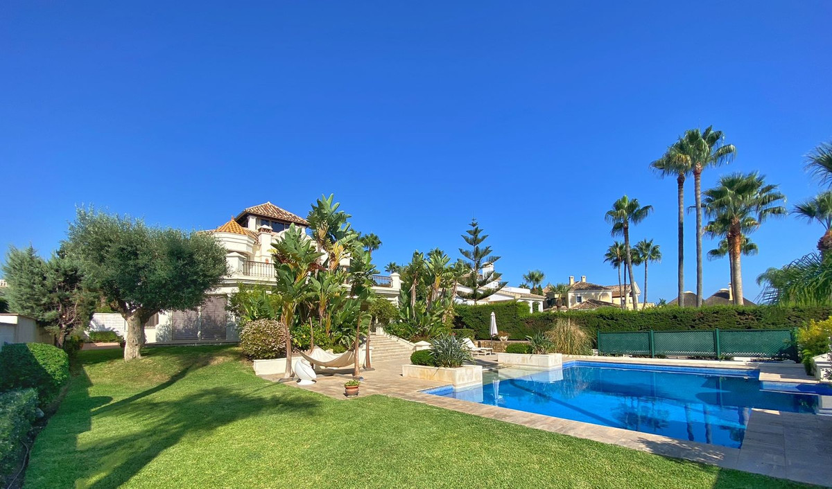 Villa for sale in Las Chapas, Costa del Sol