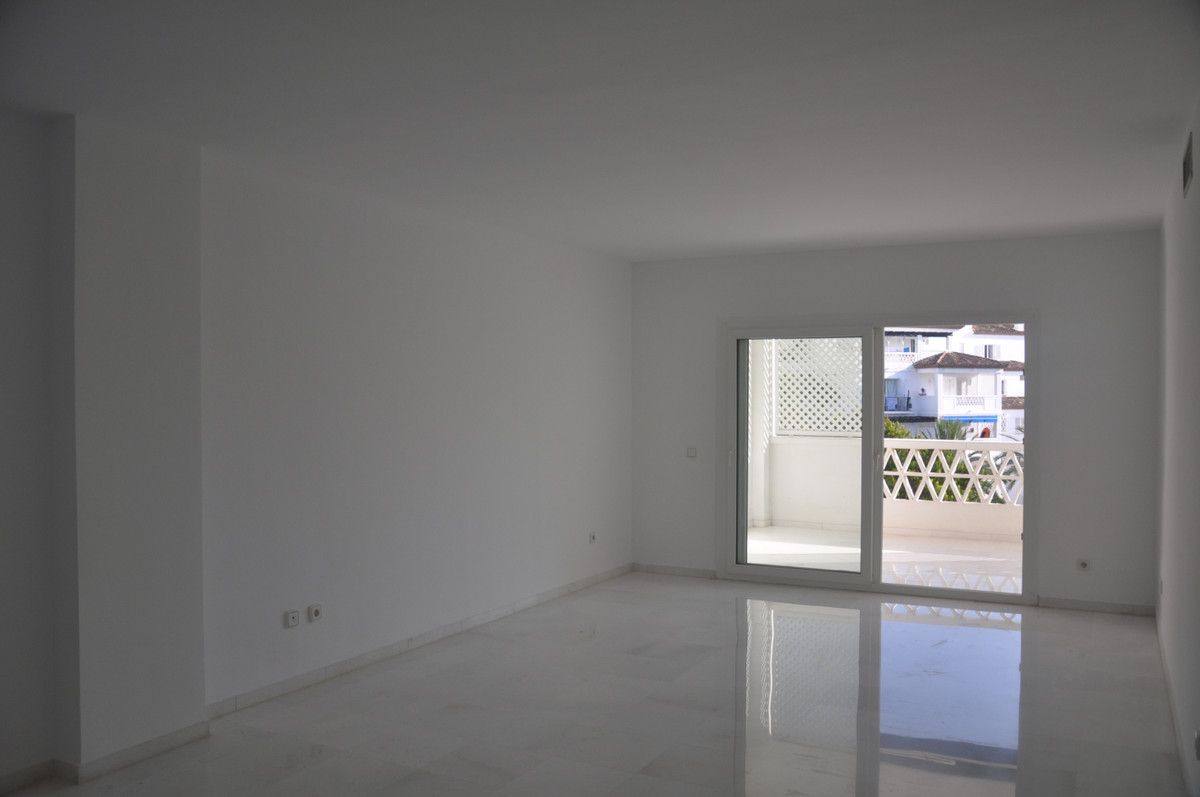 Apartamento Planta Media en venta en Puerto Banús, Costa del Sol