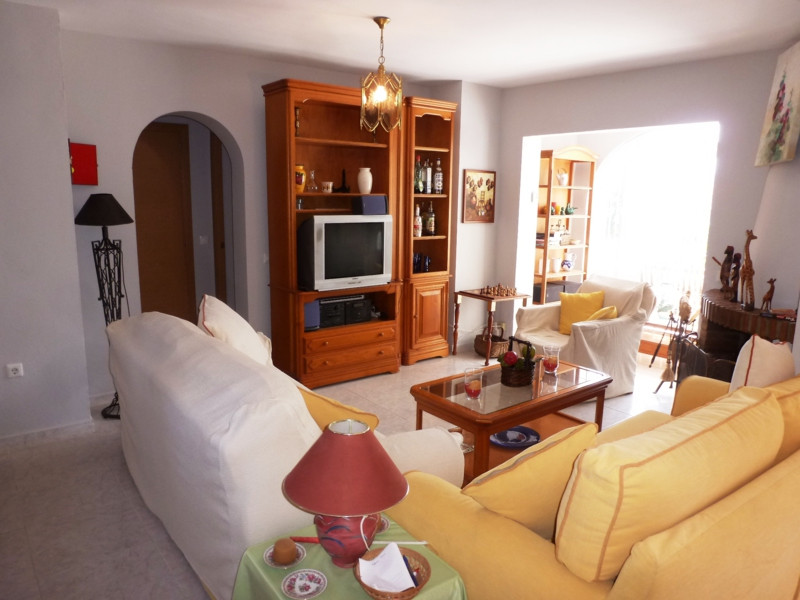 Villa con 4 Dormitorios en Venta Calahonda