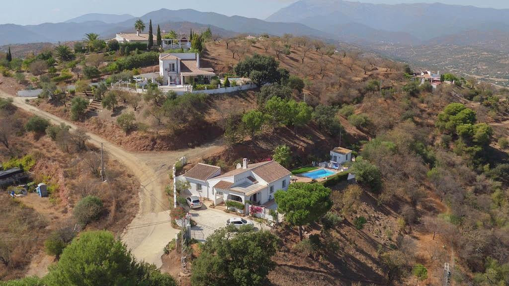 Large property close to the ever popular mountaintop village of Comares. This gorgeous and flexible , Spain