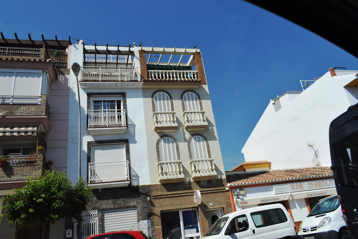 This very large townhouse is situated in Caleta de Velez, only a short walk to the beach.