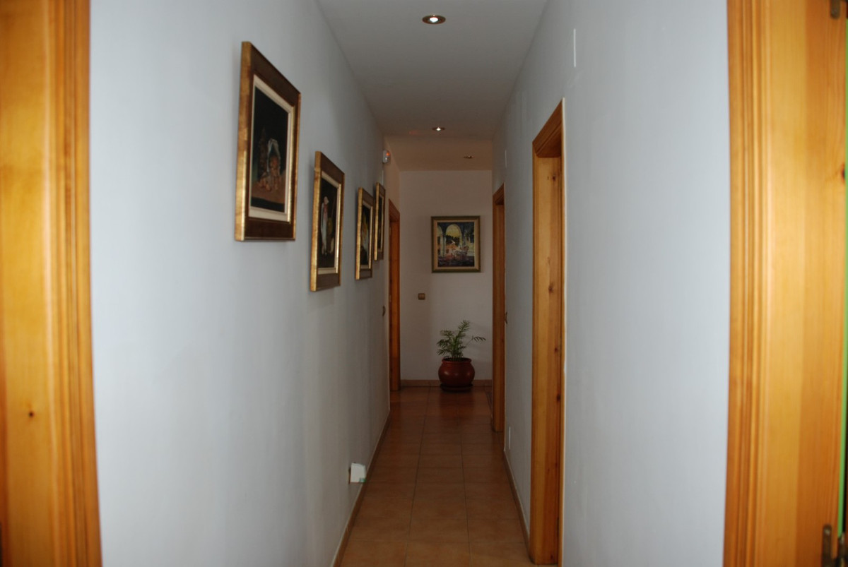 4 bedroom Villa For Sale in Estepona, Málaga - thumb 34
