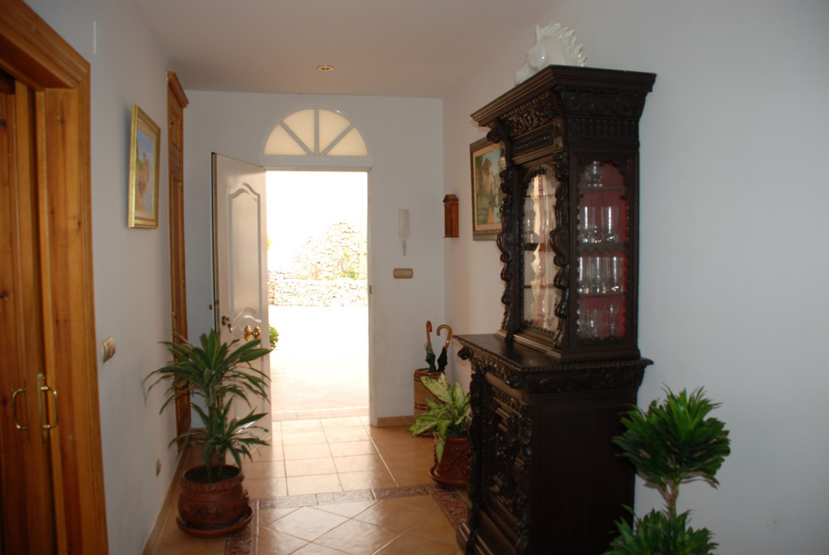 4 bedroom Villa For Sale in Estepona, Málaga - thumb 41