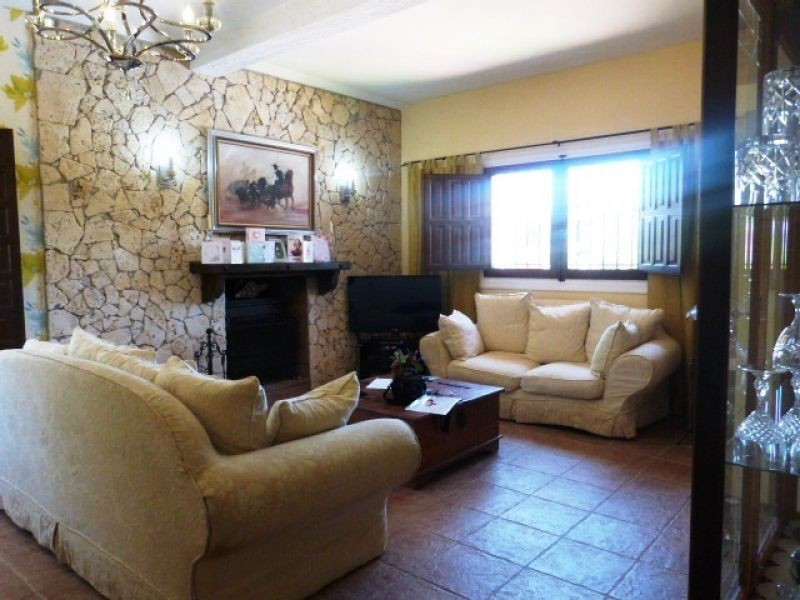 This beautiful and spacious villa is located in Riogordo.