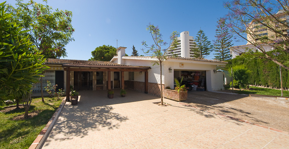 Reduced €415,000 ! Originally listed for €1,595,000, recently reduced to €1,180,000.

Great villa si, Spain