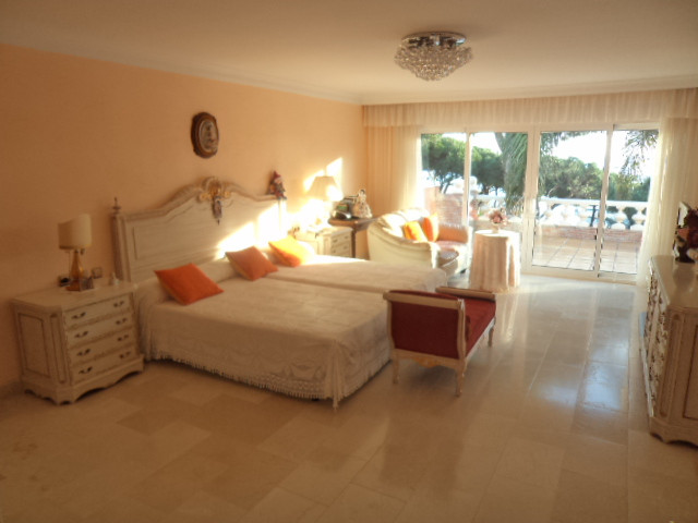4 bedroom Villa For Sale in Cabopino, Málaga - thumb 5