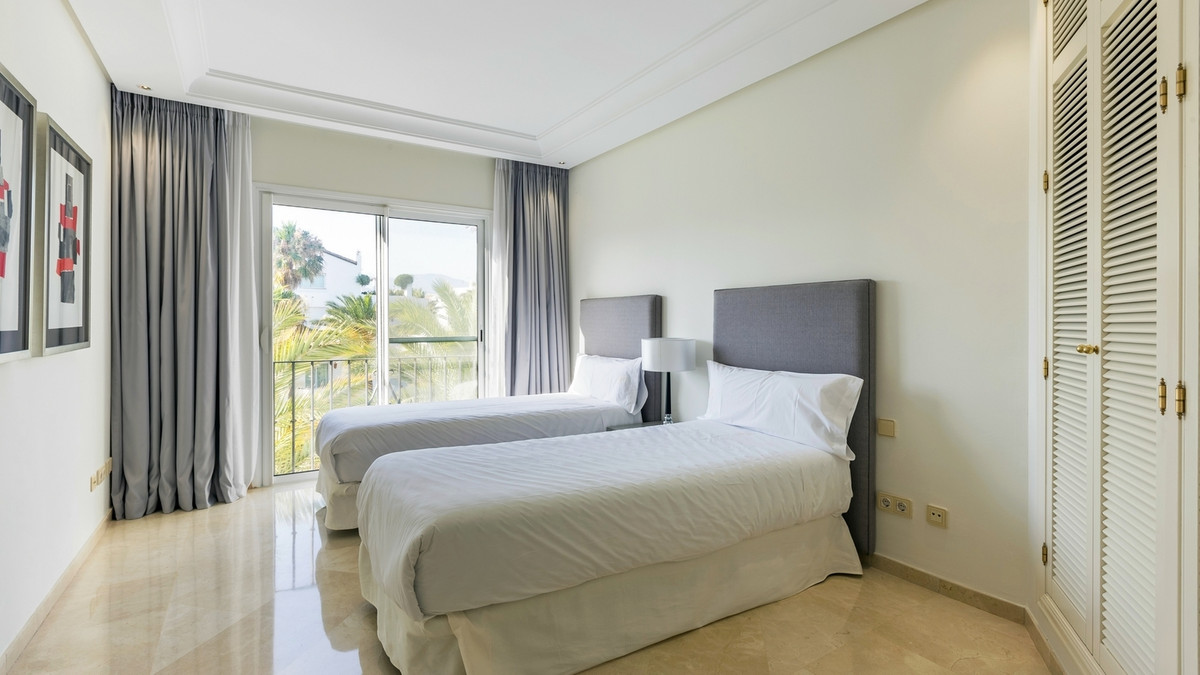 3 bedroom Apartment For Sale in Puerto Banús, Málaga - thumb 9