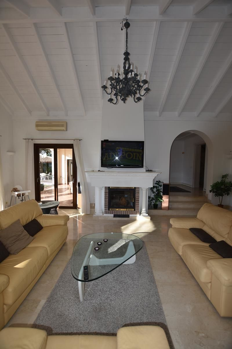 6 bedroom Villa For Sale in El Paraiso, Málaga - thumb 24