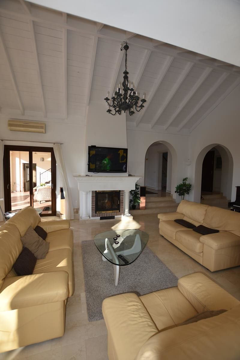 6 bedroom Villa For Sale in El Paraiso, Málaga - thumb 26