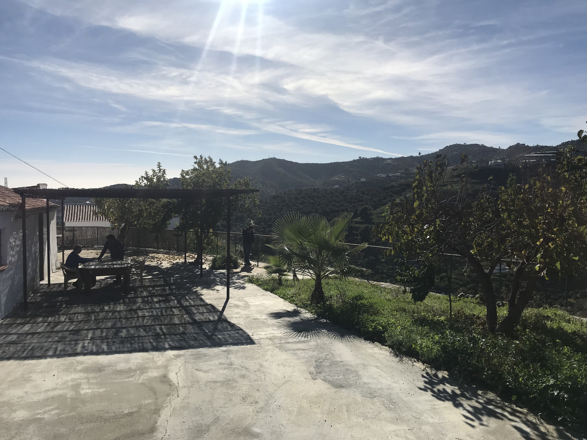 Situated just a 7 minutes drive from the beautiful mountain pueblo of Frigliana, this cortijo is surrounded by 15´000m2 of pristine avocado plantat...