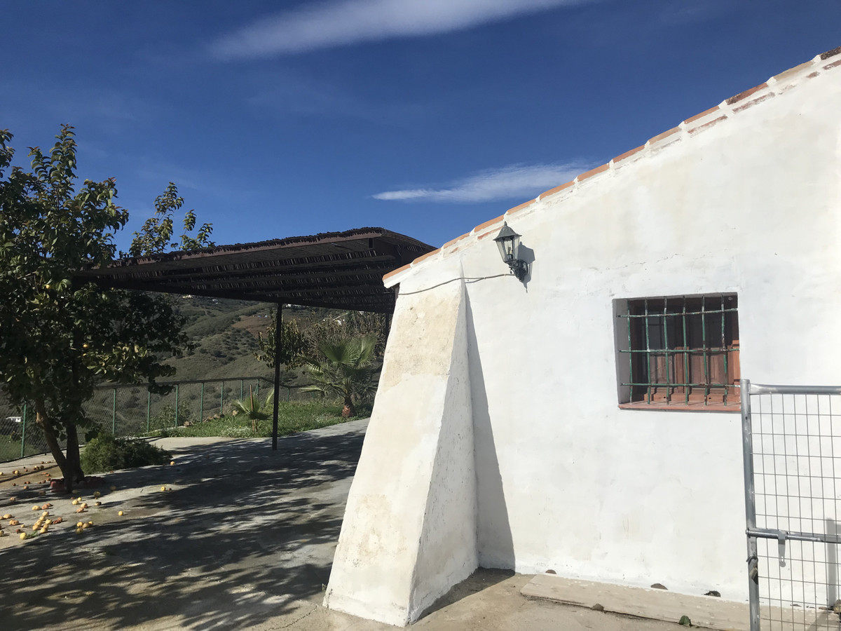 Situated just a 7 minutes drive from the beautiful mountain pueblo of Frigliana, this cortijo is surrounded by 15´000m2 of pristine avocado plantat...