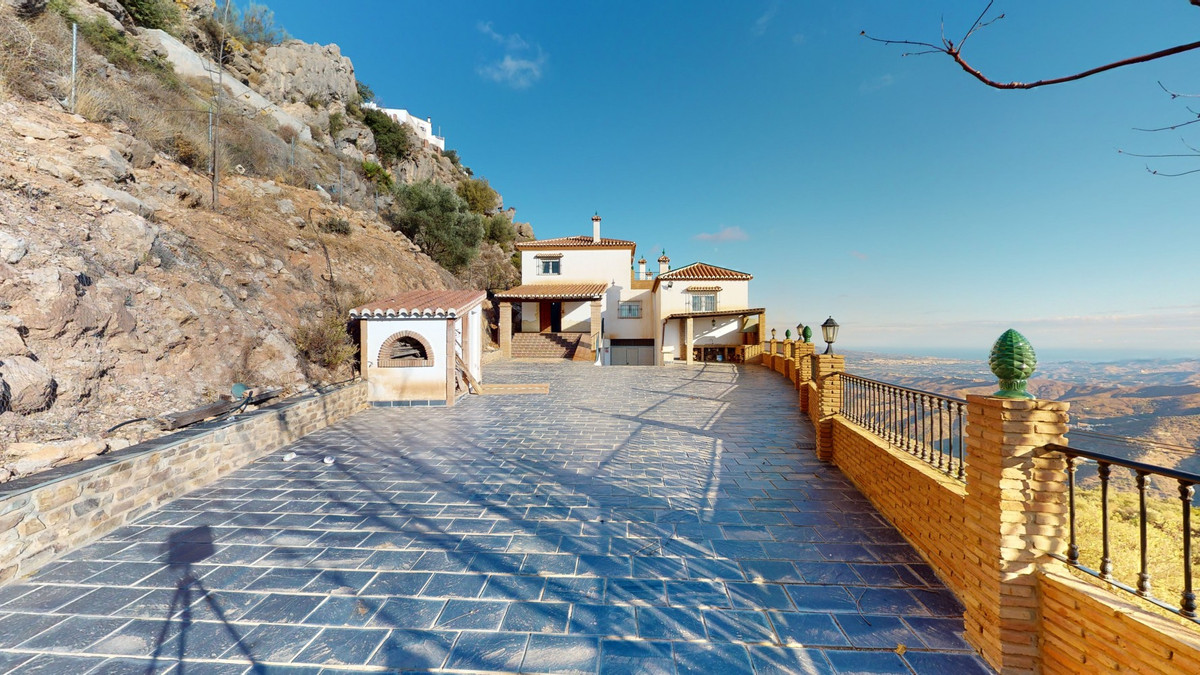 Have you always dreamed of a house with a breathtaking panoramic view over the Axarquía? Then this 500 m2 villa built on the cliff is the perfect p...