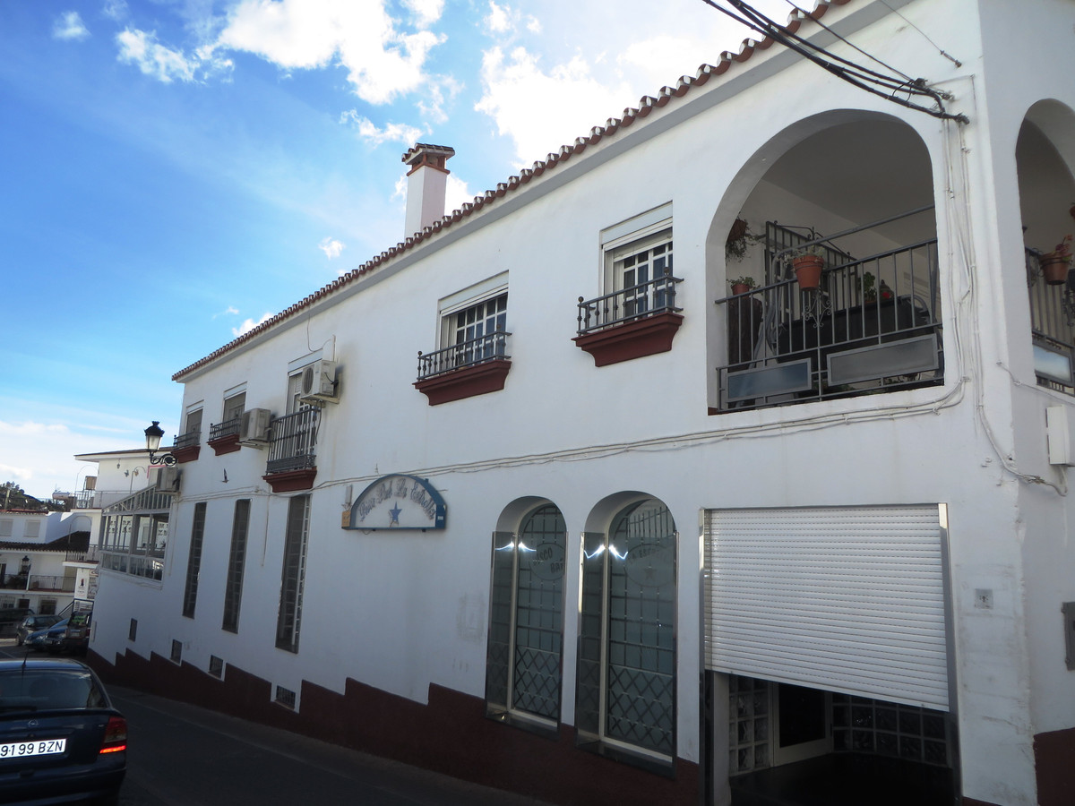 This very large townhouse is located in the centre of the beautiful town of Competa which is approximately 30 minutes from the coast.