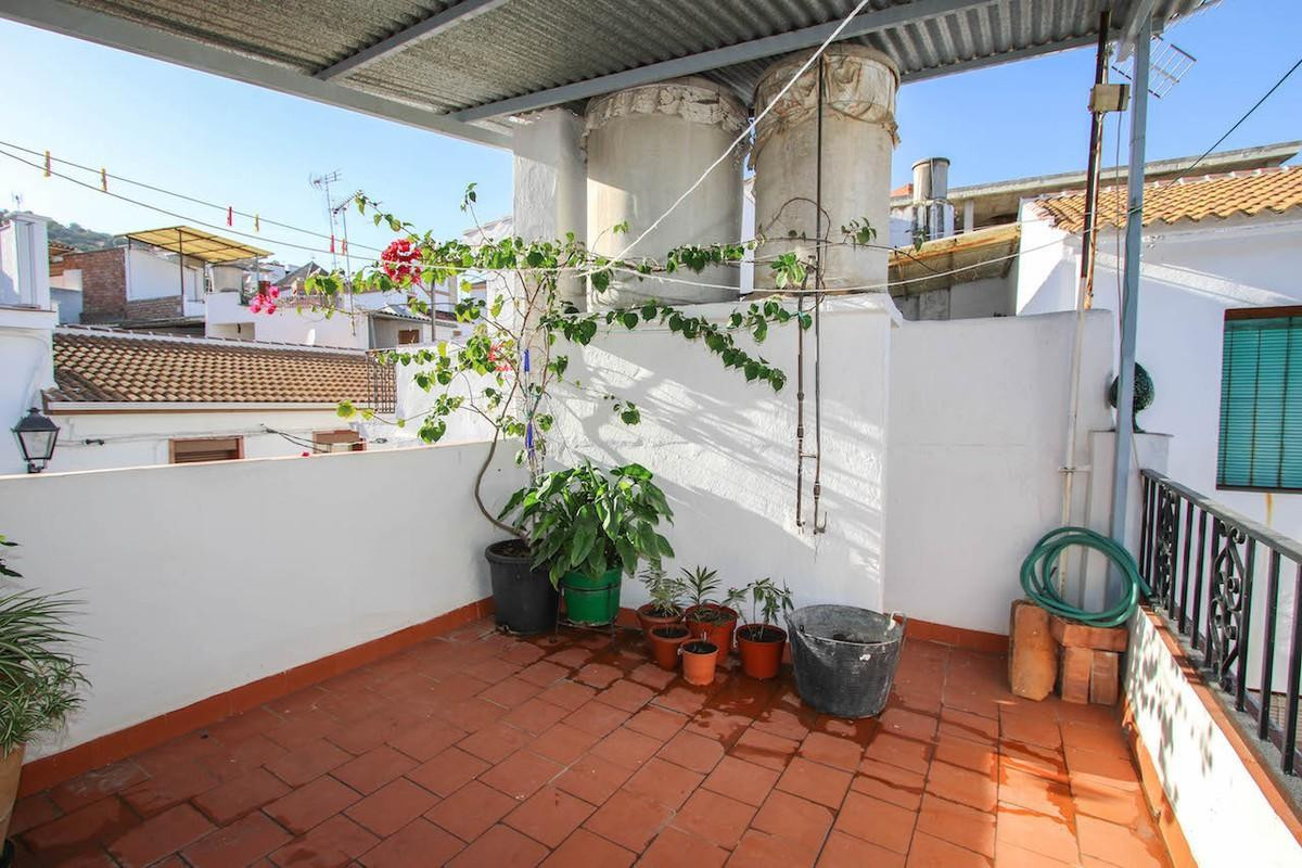 6 Bedroom Townhouse For Sale, Guaro