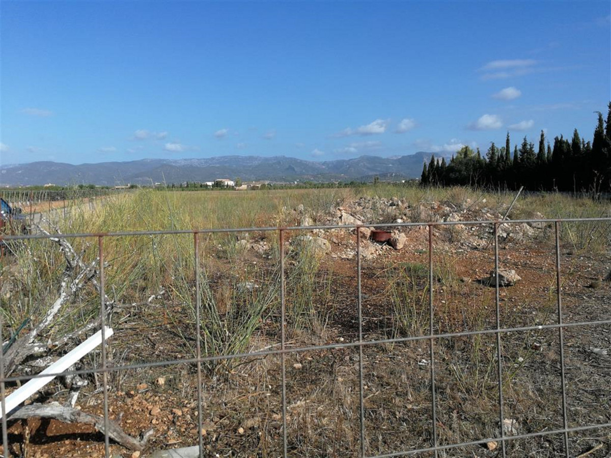 Consell plot of 3041 m2 rustic with chalets on the sides, closed, easy access, Spain