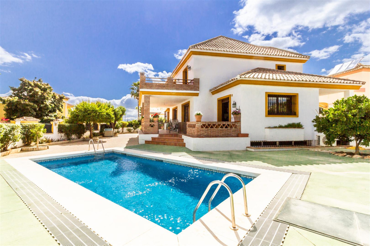 Beautiful villa located in the Altavista area in San Pedro Alcantara de Marbella. The location is fa, Spain