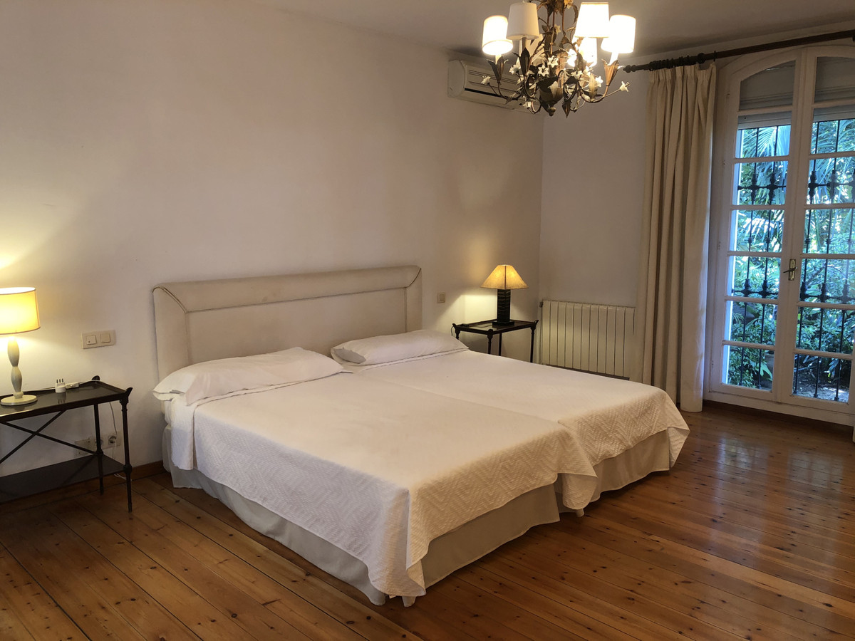 8 bedroom Villa For Sale in The Golden Mile, Málaga - thumb 21