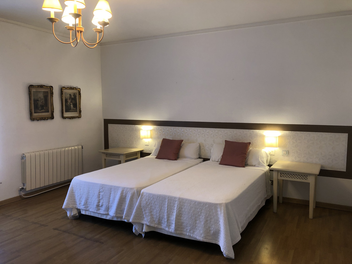 8 bedroom Villa For Sale in The Golden Mile, Málaga - thumb 22