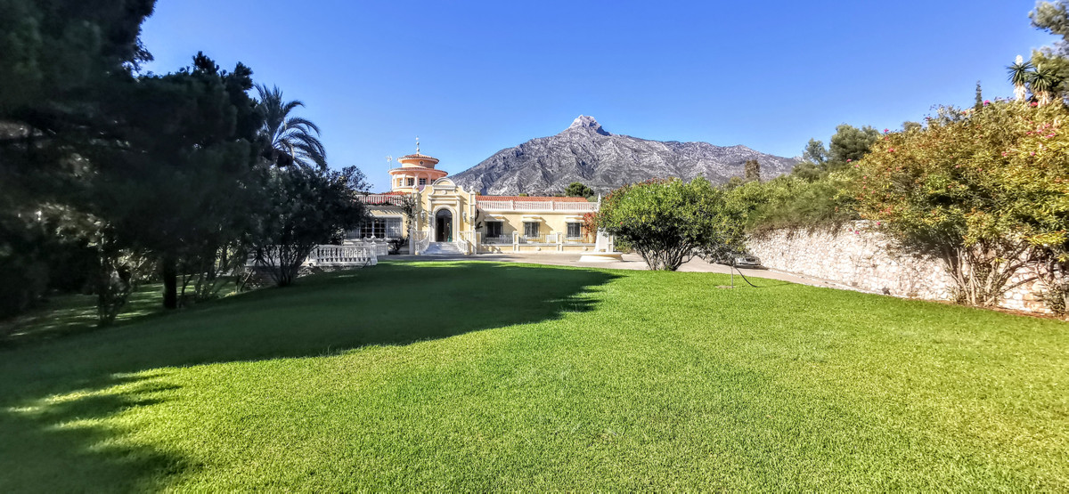 9 Bed Villa For Sale in Sierra Blanca