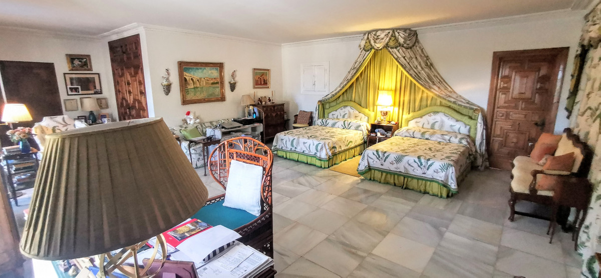 9 bedroom Villa For Sale in The Golden Mile, Málaga - thumb 31