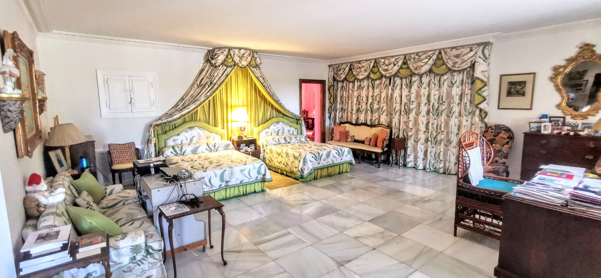 9 bedroom Villa For Sale in The Golden Mile, Málaga - thumb 40