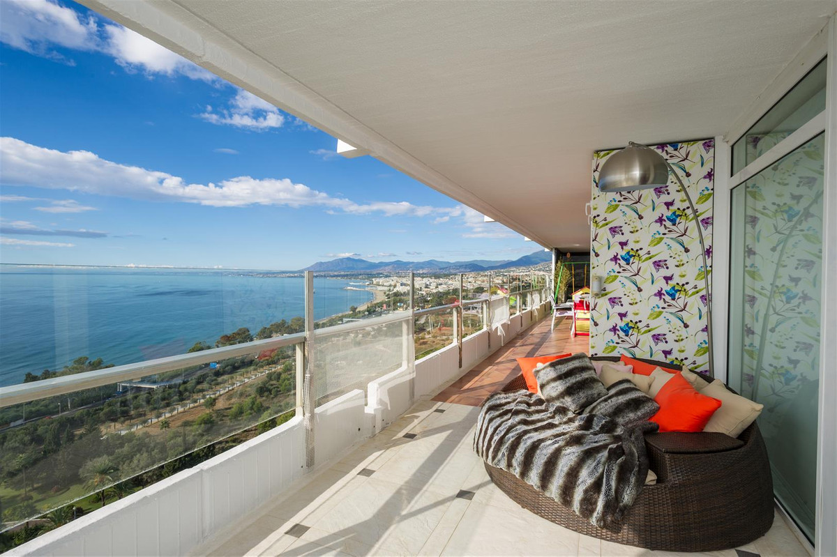 3 bedroom Apartment For Sale in Marbella, Málaga