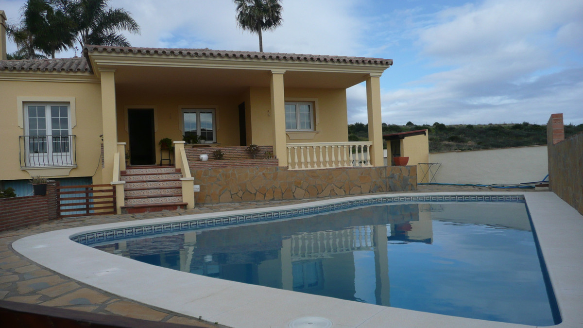 Townhouse on the outskirts of Estepona with pool with a very good to the sea views, 5 minutes car dr, Spain