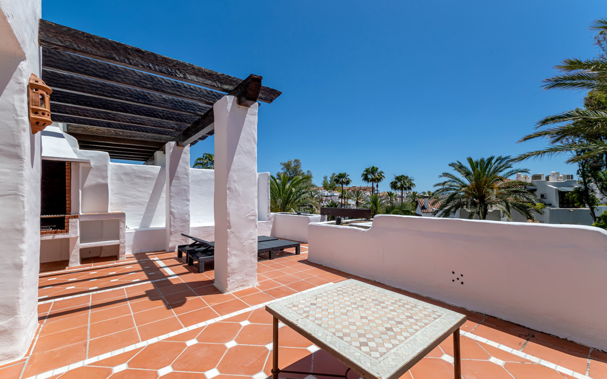 Wonderful duplex penthouse in one of the most prestigious urbanization in front line of the beach in, Spain