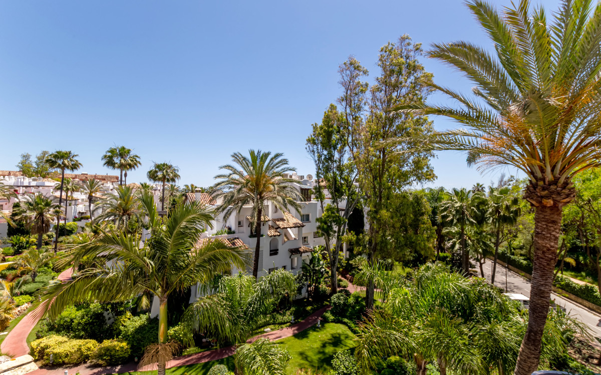 Wonderful duplex penthouse in one of the most prestigious urbanization in front line of the beach in Puerto Banús.