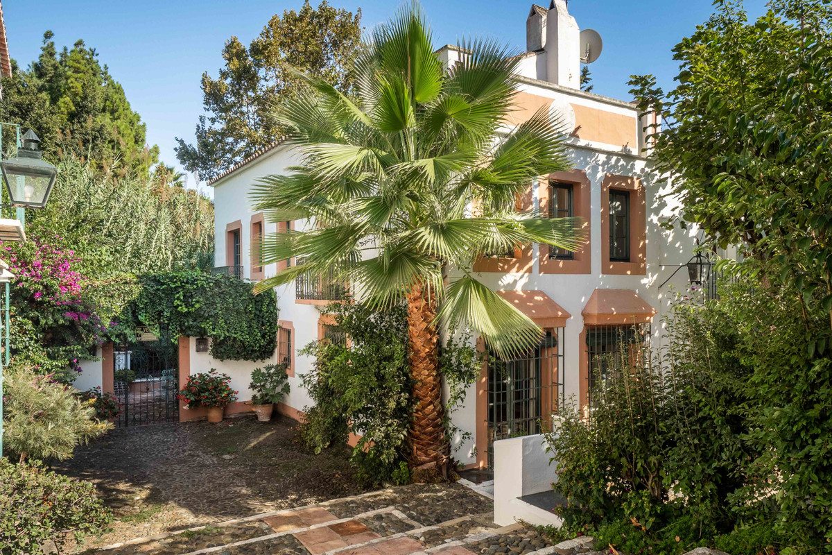 Stunning development of Andalucian-style townhouses and villas, nestled above the town of Marbella.
, Spain