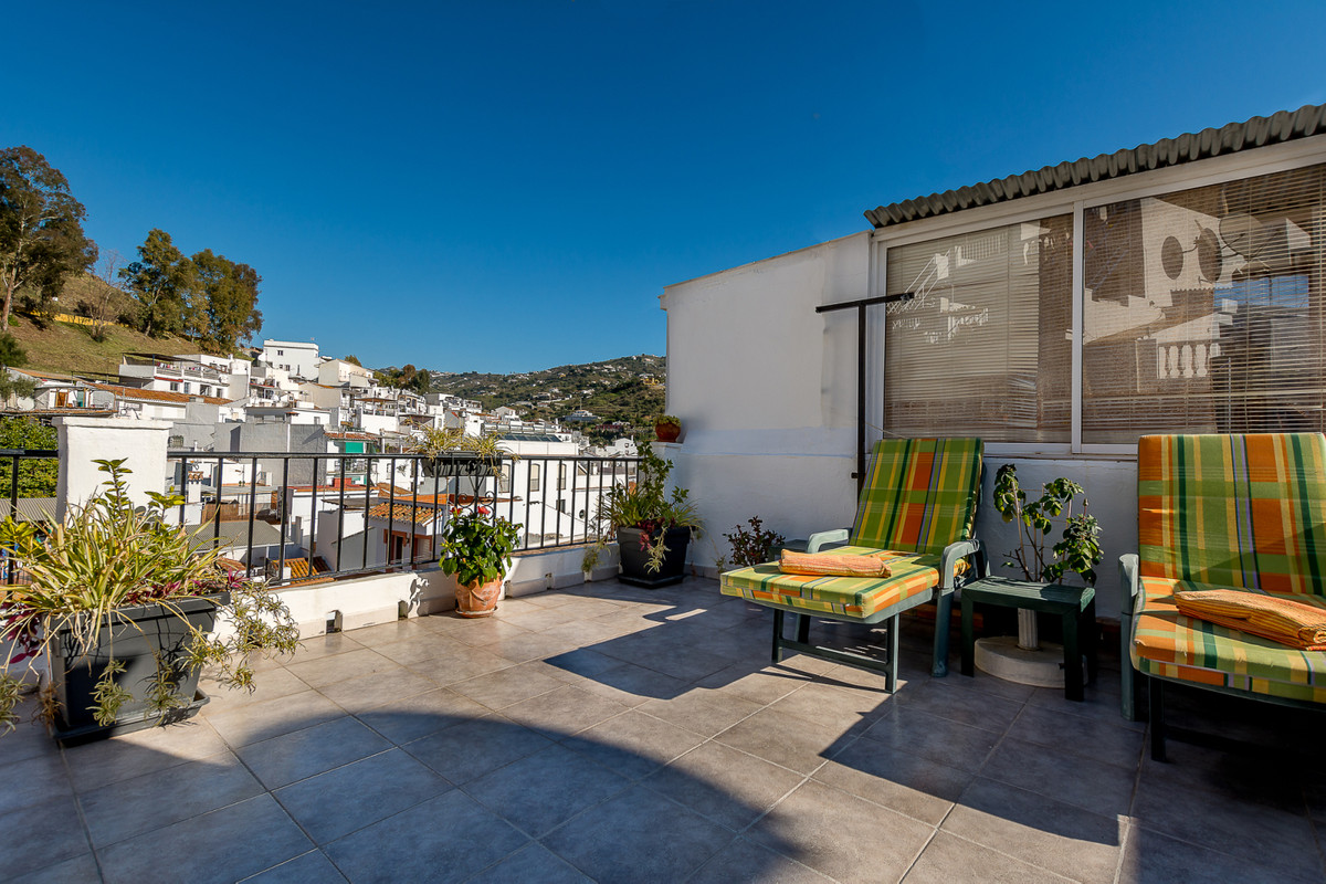 A smart and well presented 4 bedroom, 2 bathroom townhouse in the heart of Torrox village.

Torrox P, Spain