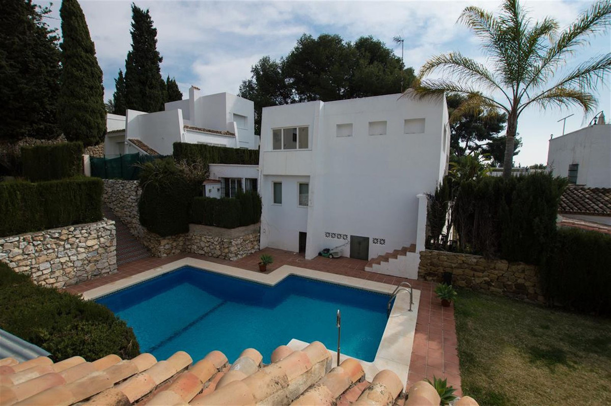 4 bedroom Villa For Sale in Nueva Andalucía, Málaga - thumb 3
