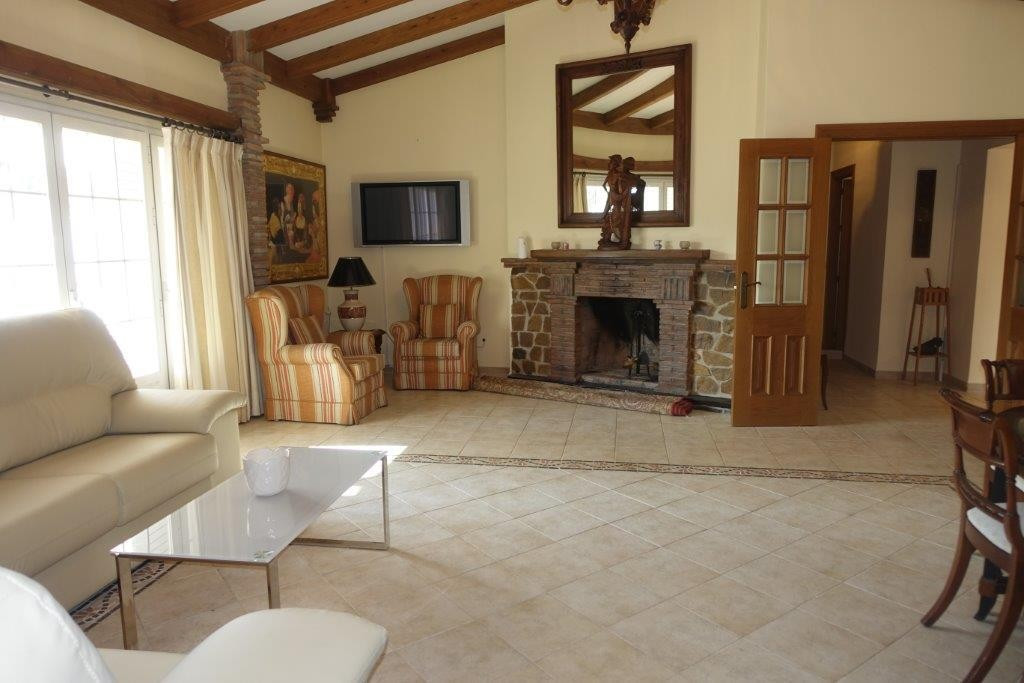 Nice rustic villa in a great location, on the beachside between San Pedro and Puerto Banus.