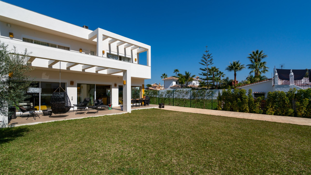A modern, easy to maintain villa located in a sought after location in San Pedro de Alcantara, Linda, Spain